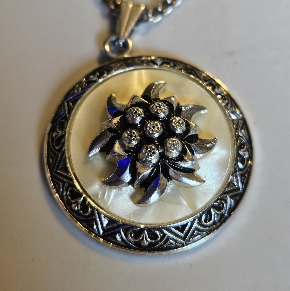 Vintage Silver Tone Flower necklace